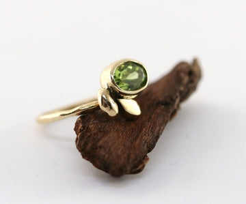 14k Gold Leaf Ring, Peridot Band, Stacking Ring, Nature Inspired Wedding Band, Hammered Gold Ring, Gift For Women, Engagement Ring,