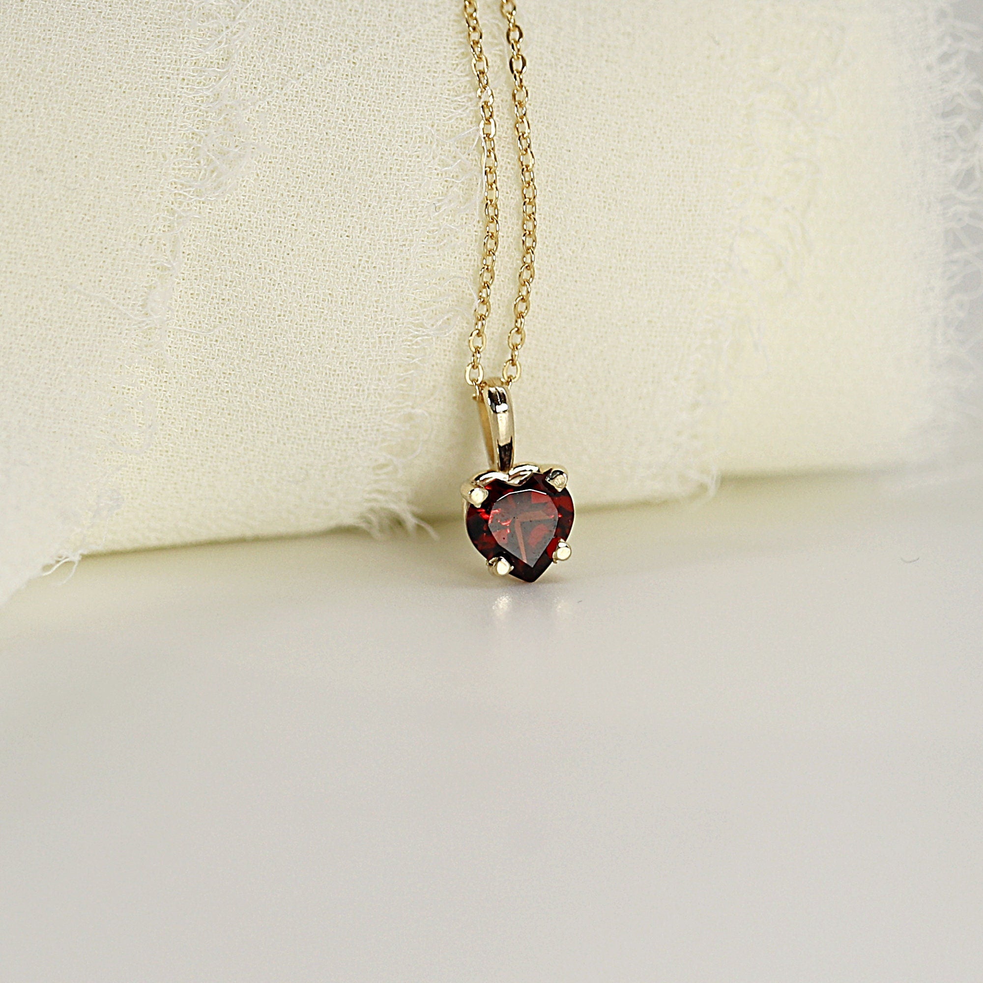 Minimalist Heart Garnet Necklace 14k Solid Gold - Melt'm Jewelry