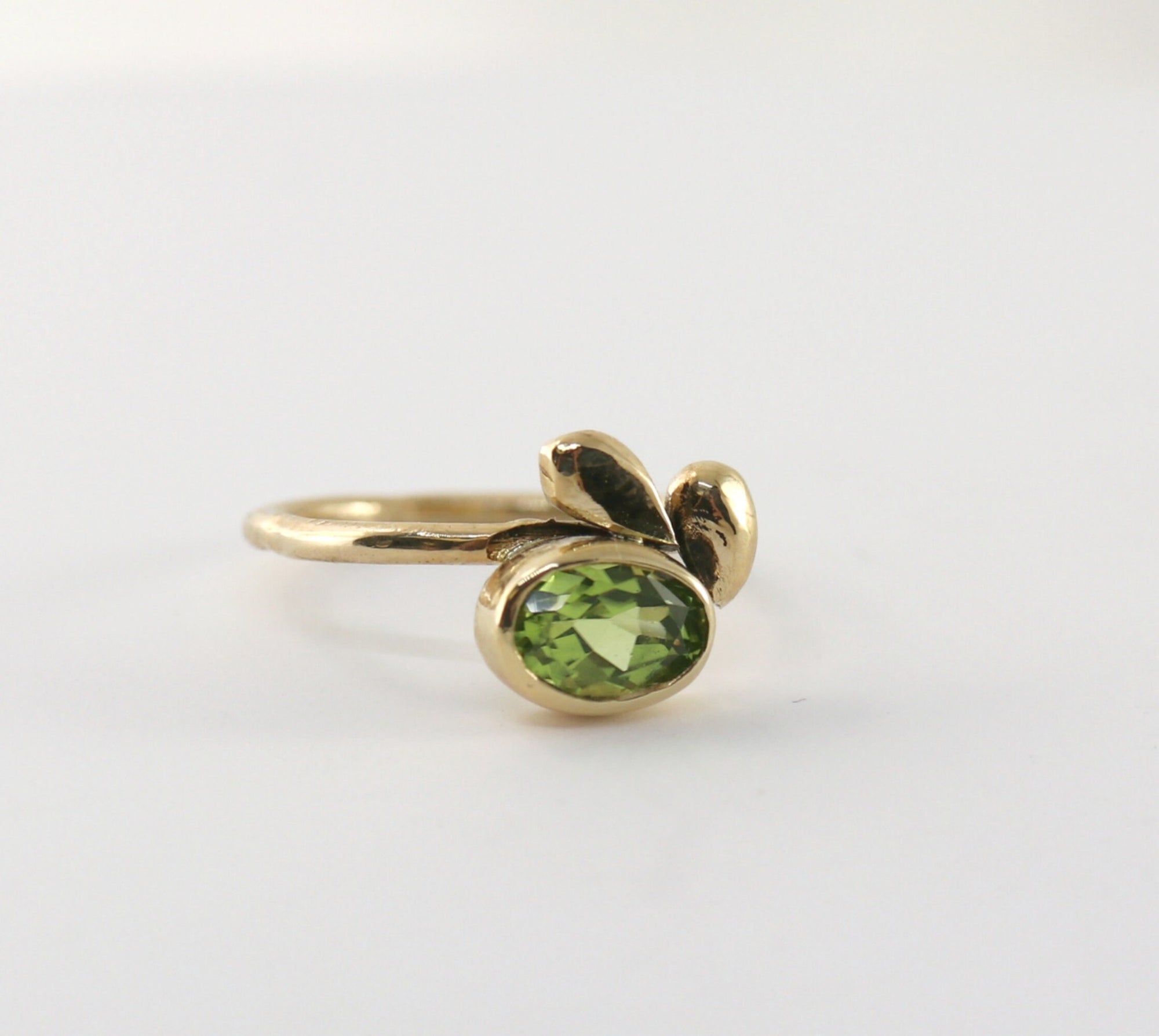 14k Gold Leaf Ring, Peridot Band, Stacking Ring, Nature Inspired Wedding Band, Hammered Gold Ring, Gift For Women, Engagement Ring,