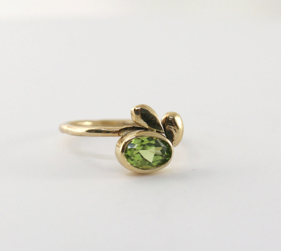 14k Gold Leaf Ring, Peridot Band, Stacking Ring, Nature Inspired Wedding Band, Hammered Gold Ring, Gift For Women, Engagement Ring,