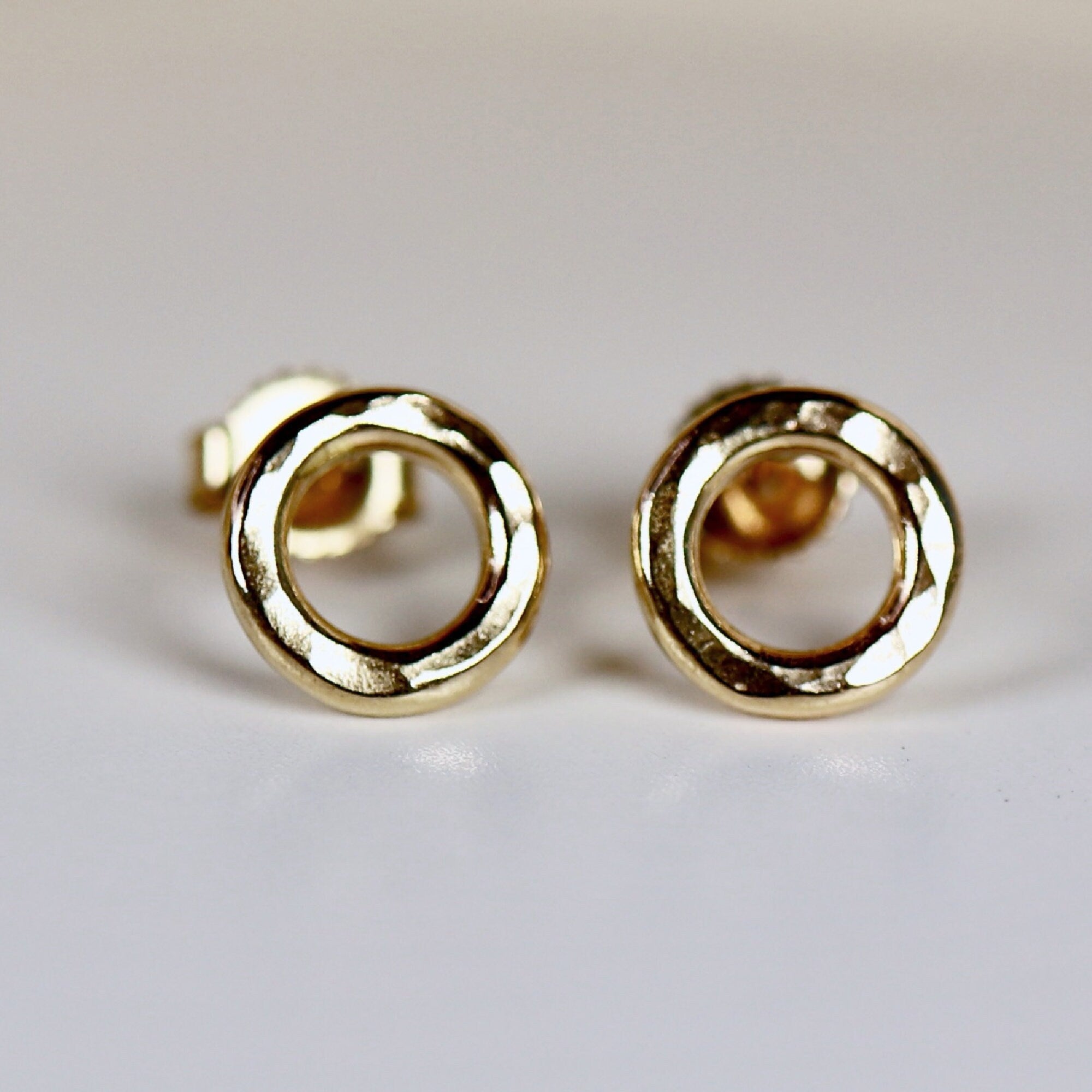 Small Open Circle Stud Earrings 14k Solid Gold, Hammered Gold Tiny Circle Studs, Yellow Gold or Rose Gold Stud Earrings, Christmas Gift